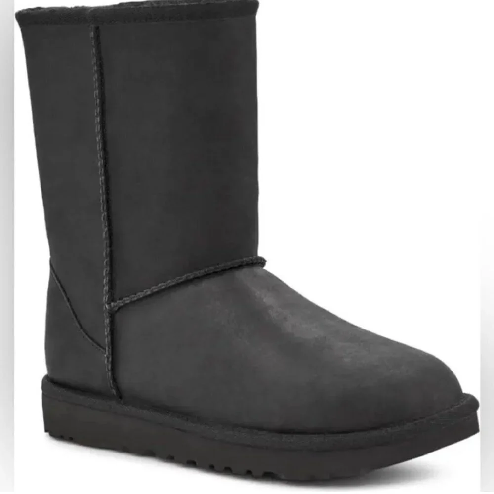 EUC UGG Classic Short II Waterproof Black Leather Boots S/N 1019646K